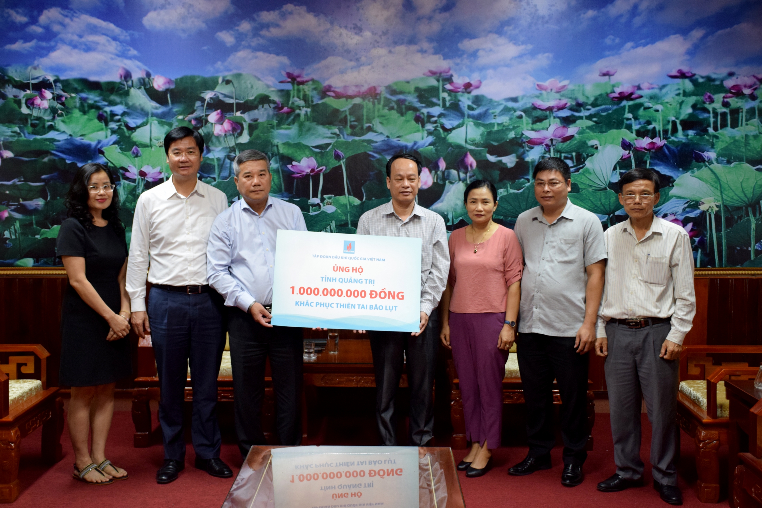 Lãnh đạo PVN trao quà ủng hộ đồng bào lũ lụt tỉnh Quảng Trị