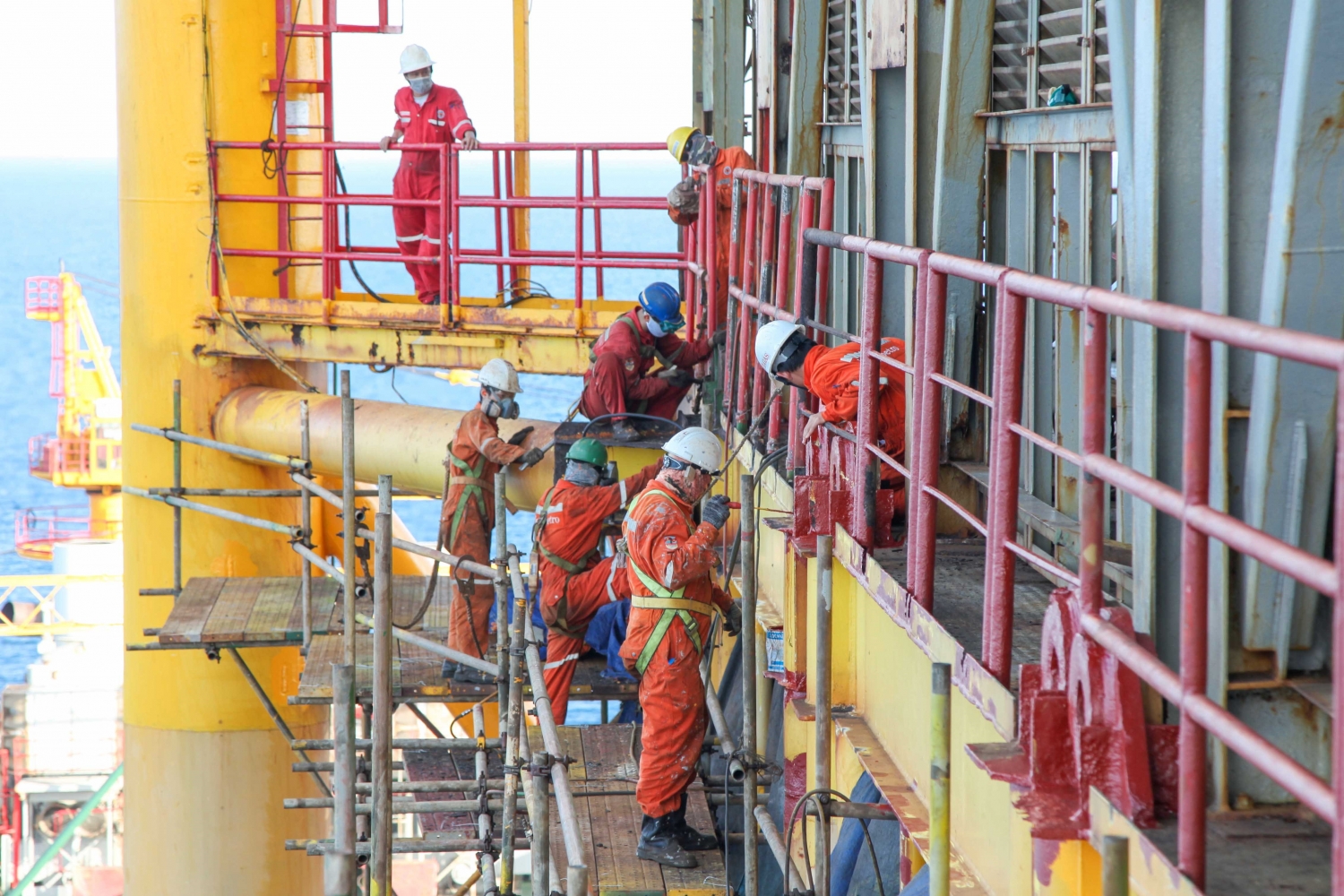 Người lao động Dầu khí làm việc trên công trình biển