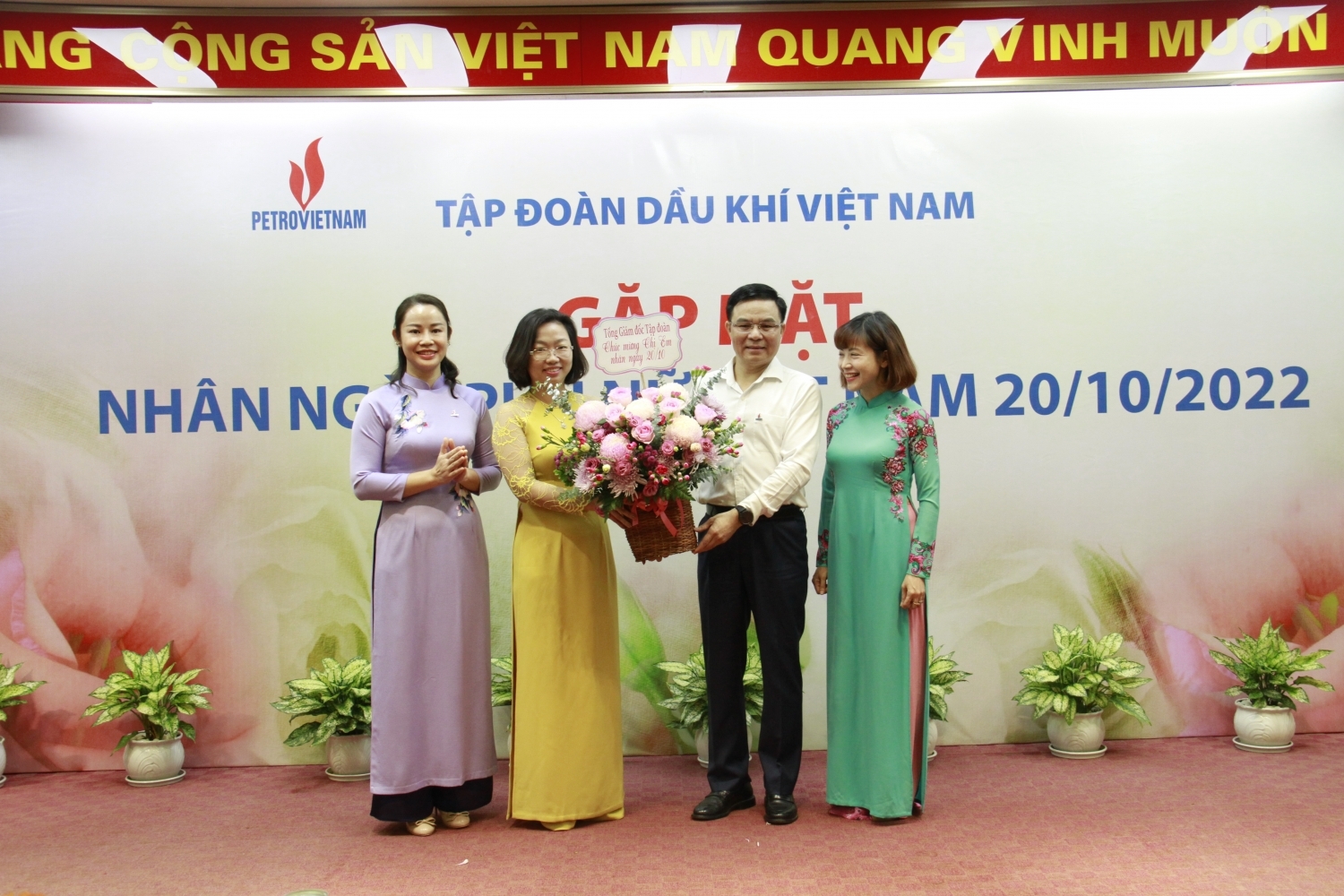Tổng Giám đốc Petrovietnam Lê Mạnh Hùng chúc mừng các đồng chí đại diện Ban chấp hành Công đoàn Cơ quan Tập đoàn nhân dịp 20/10 Tổng Giám đốc Petrovietnam Lê Mạnh Hùng chúc mừng các đồng chí đại diện Ban chấp hành Công đoàn Cơ quan Tập đoàn nhân dịp 20/10