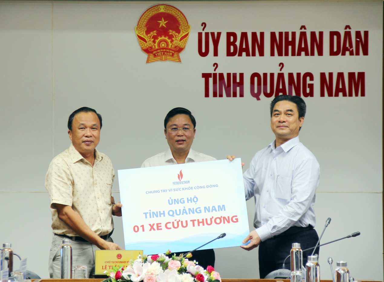 Đại diện Petrovietnam, Phó Tổng Giám đốc Petrovietnam Phạm Tiến Dũng trao tặng xe cứu thương cho UBND tỉnh Quảng Nam. Đại diện Petrovietnam, Phó Tổng Giám đốc Petrovietnam Phạm Tiến Dũng trao tặng xe cứu thương cho UBND tỉnh Quảng Nam.