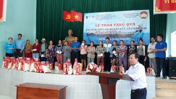 PPS thăm, tặng quà cho các gia đình bị thiệt hại do bão ở Bình Định