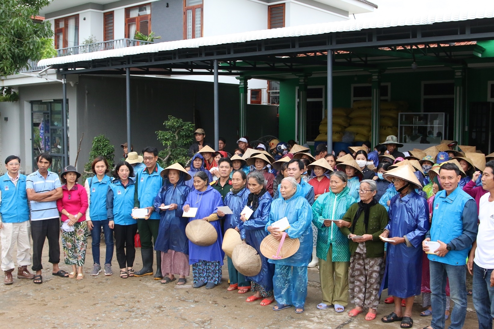 Bà con xã Quảng An, huyện Quảng Điền, tỉnh Thừa Thiên Huế nhận tấm lòng từ CBCNV BSR Bà con xã Quảng An, huyện Quảng Điền, tỉnh Thừa Thiên Huế nhận tấm lòng từ CBCNV BSR