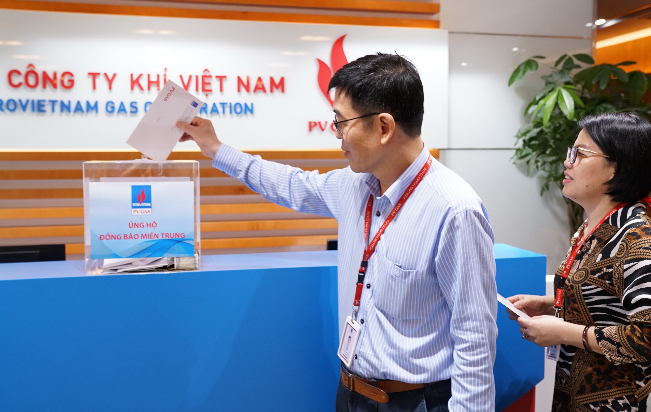 an Lãnh đạo Công đoàn PV GAS ủng hộ đồng bào