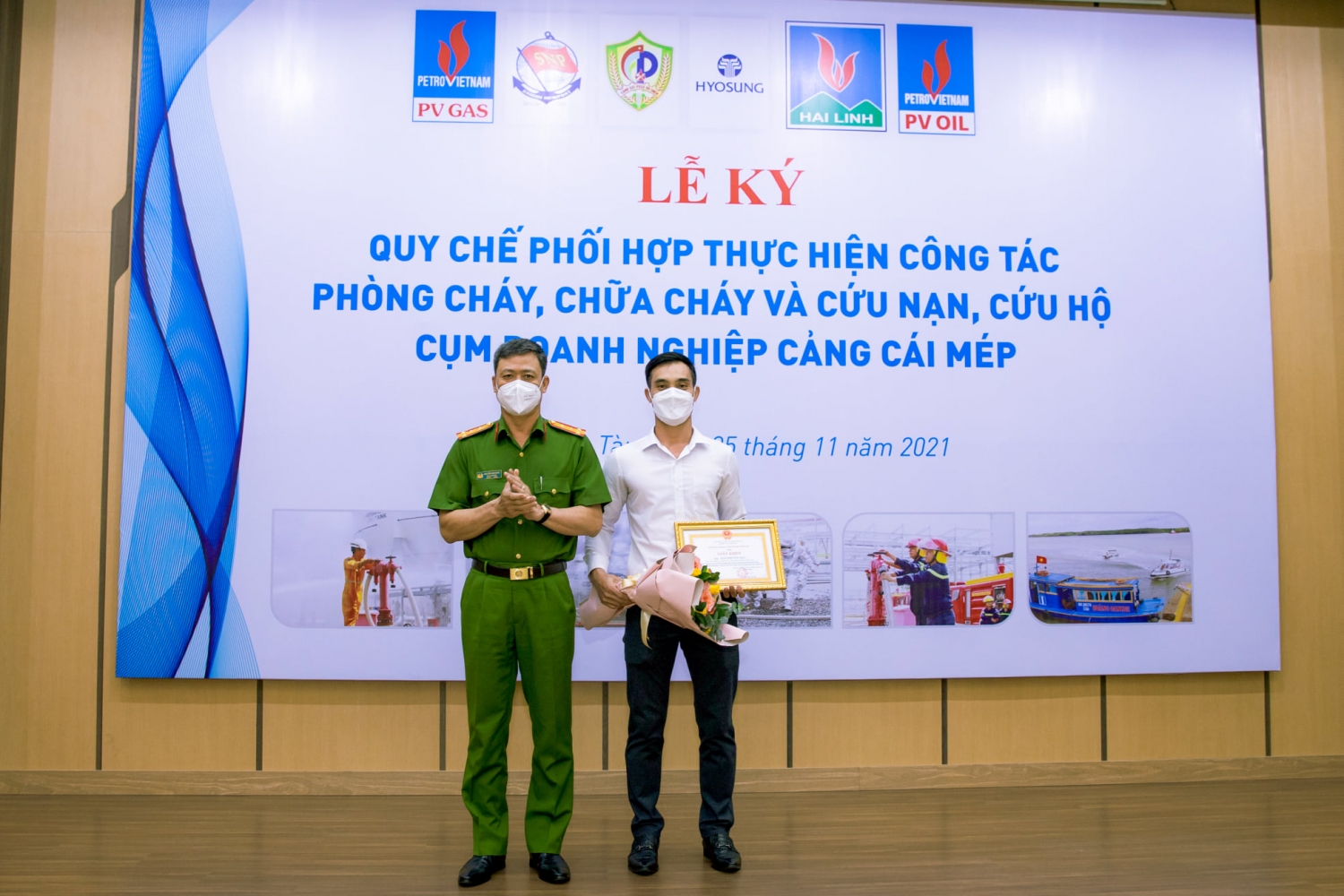 Ông Ngô Phương Bắc - Đội trưởng PCCC Kho cảng PV GAS Vũng Tàu vinh dự được nhận Giấy khen của Giám đốc Công an tỉnh cho cá nhân đã có thành tích xuất sắc trong công tác PCCC & CNCH.