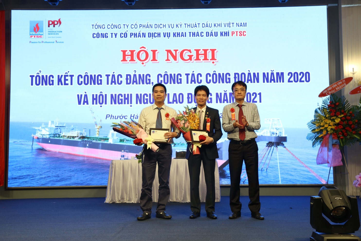 Đồng chí Phan Thanh Tùng – Bí thư Đảng ủy, Chủ tịch HĐQT Tổng công ty trao tặng kỷ niệm chương vì sự nghiệp dầu khí cho 2 cá nhân.