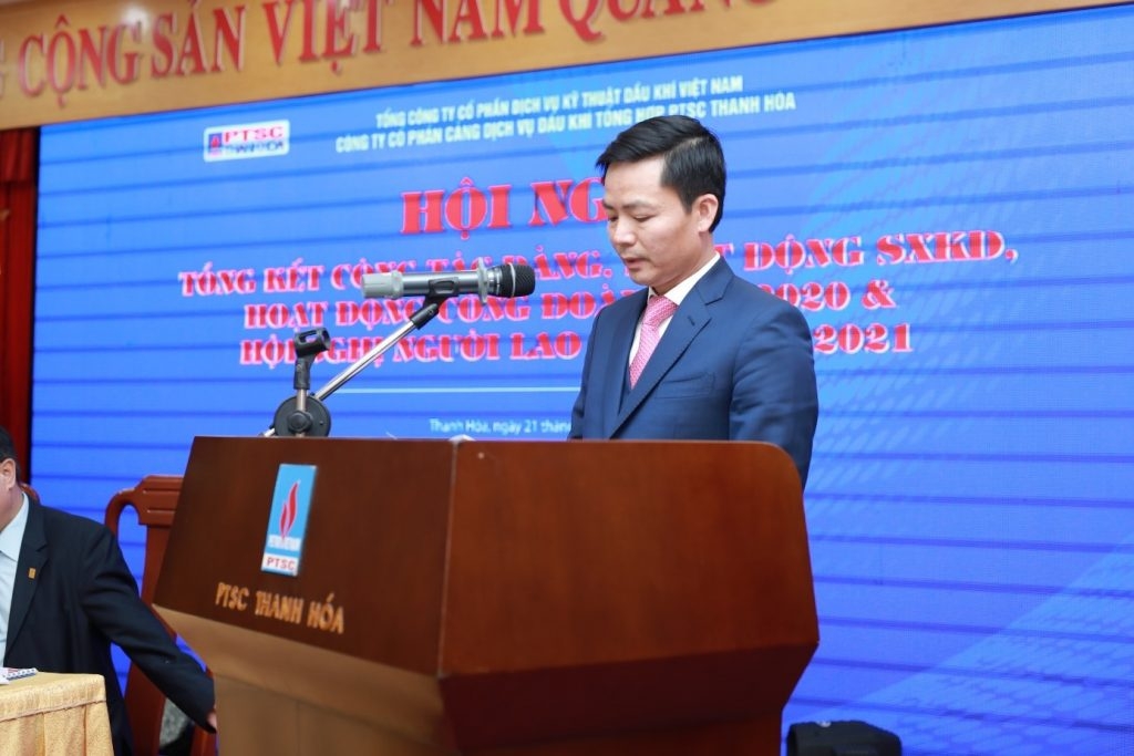 Đ/c  Phạm Hùng Phương – Phó Bí thư Đảng ủy, Giám đốc Công ty báo cáo tại Hội nghị.