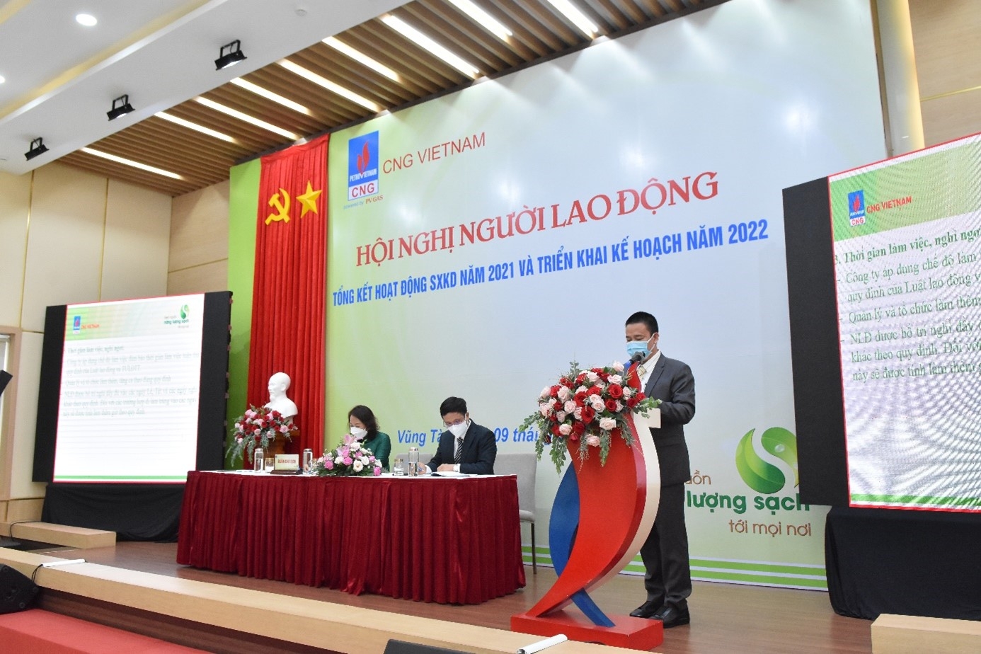 Ông Nguyễn Hữu Chương – Chủ tịch Công đoàn – báo cáo tại Hội nghị