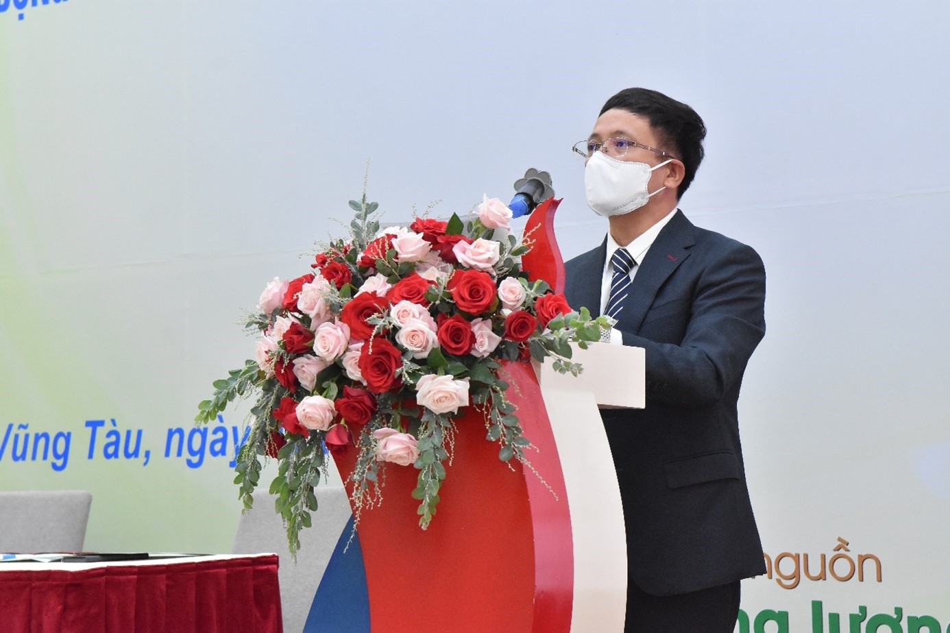 Ông Vũ Văn Thực – Giám đốc Công ty – báo cáo tại Hội nghị