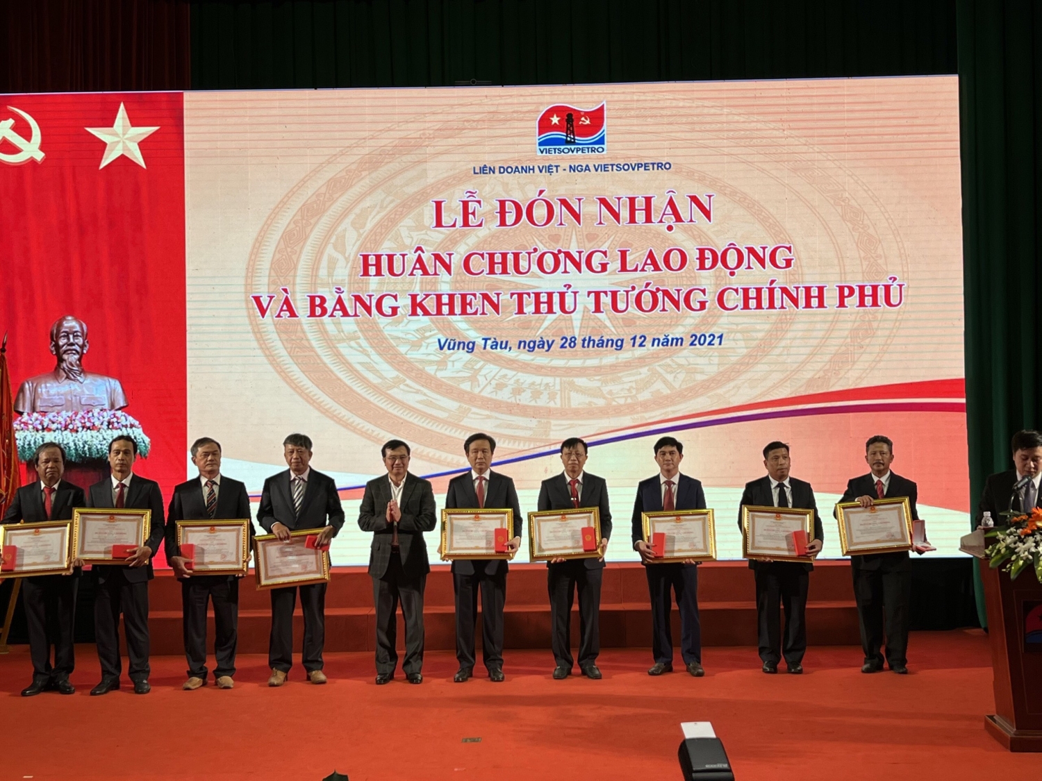 Đồng chí Hoàng Quốc Vượng Bí thư Đảng ủy, Chủ tịch Tập đoàn Dầu khí Việt Nam trao thưởng Huân chương lao động cho các cá nhân.