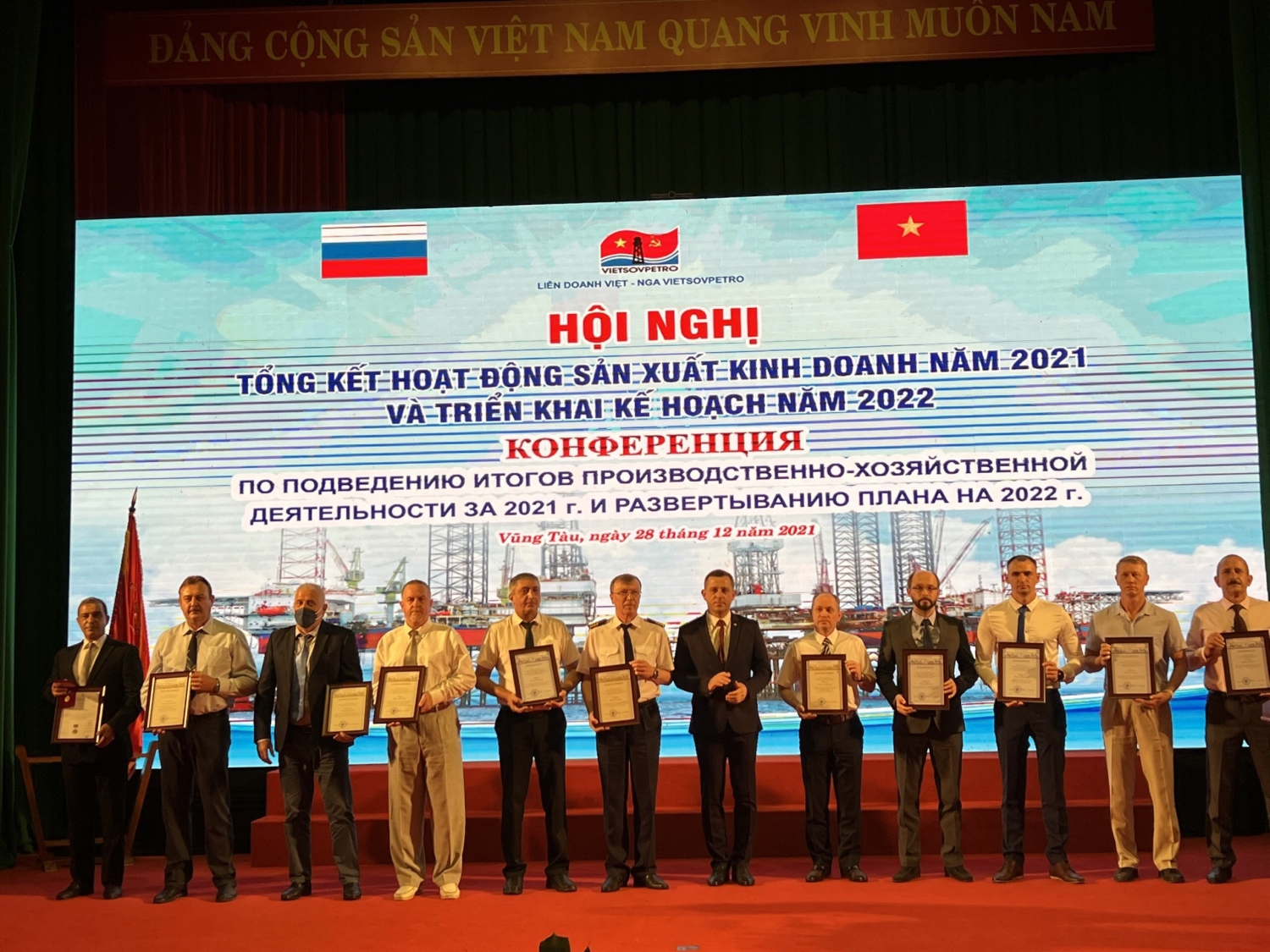 Đồng chí Bondarenko Viacheslav Alexandrovich, Phó tổng giám đốc thứ nhất Vietsovpetro trao tặng các danh hiệu khen thưởng của Bộ Năng lượng Nga cho các cá nhân.