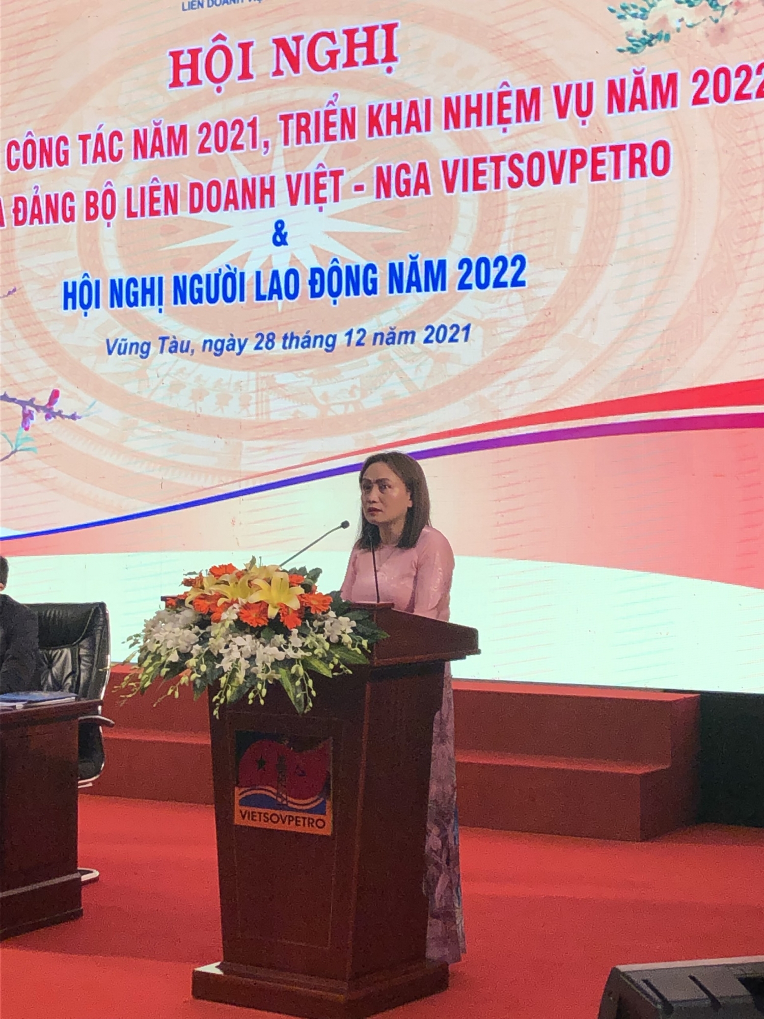 đồng chí Nghiêm Thùy Lan, Chủ tịch Công đoàn Dầu khí Việt Nam, đại diện cho Ban Thường vụ Đảng ủy và Công đoàn Tập đoàn phát biểu tại Hội nghị