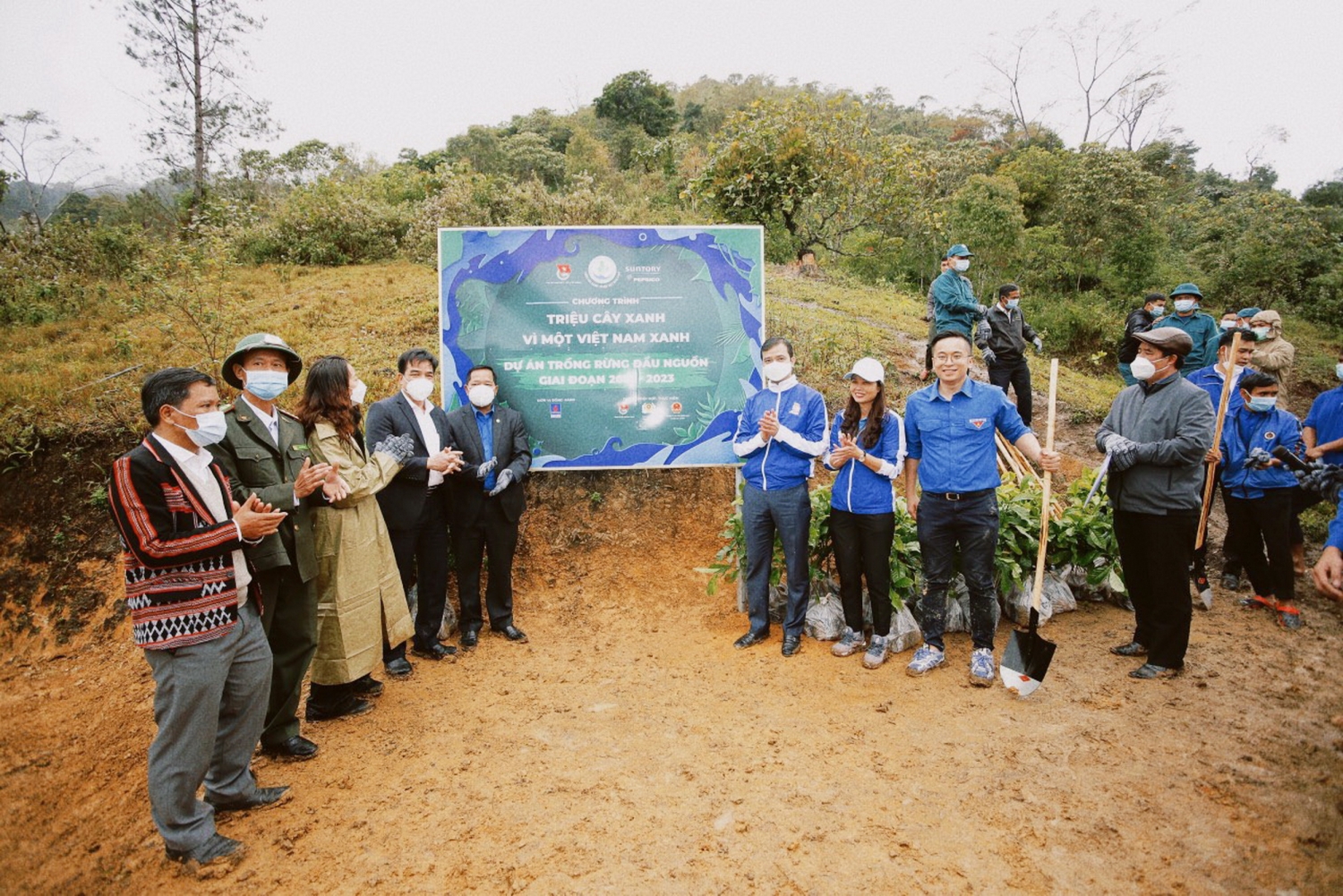 Các vị đại biểu tham gia trồng cây, hoàn thành trồng mới 30.000 cây xanh tại tỉnh Quảng Nam và Quảng Ngãi