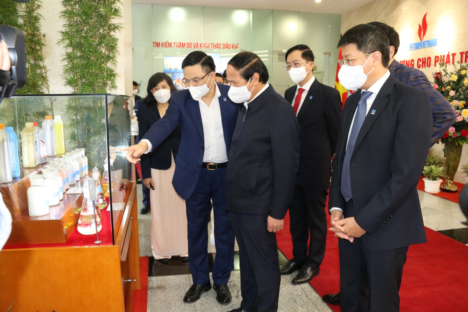 Phó Thủ tướng Lê Văn Thành tham quan các sản phẩm từ dầu khí