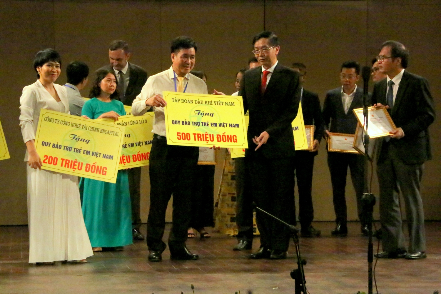 Thay mặt lãnh đạo Tập đoàn Dầu khí Việt Nam, ông Trần Quang Dũng trao tặng Quỹ Bảo trợ trẻ em Việt Nam 500 triệu đồng