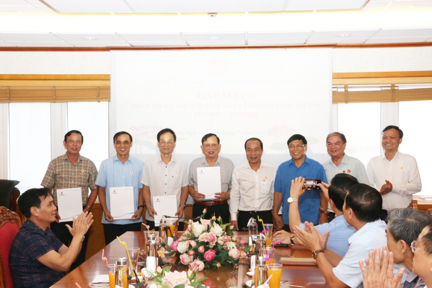 Hội CCB Tập đoàn tặng quà tri ân các thương binh đang công tác tại Trung ương Hội CCB Việt Nam Hội CCB Tập đoàn tặng quà tri ân các thương binh đang công tác tại Trung ương Hội CCB Việt Nam