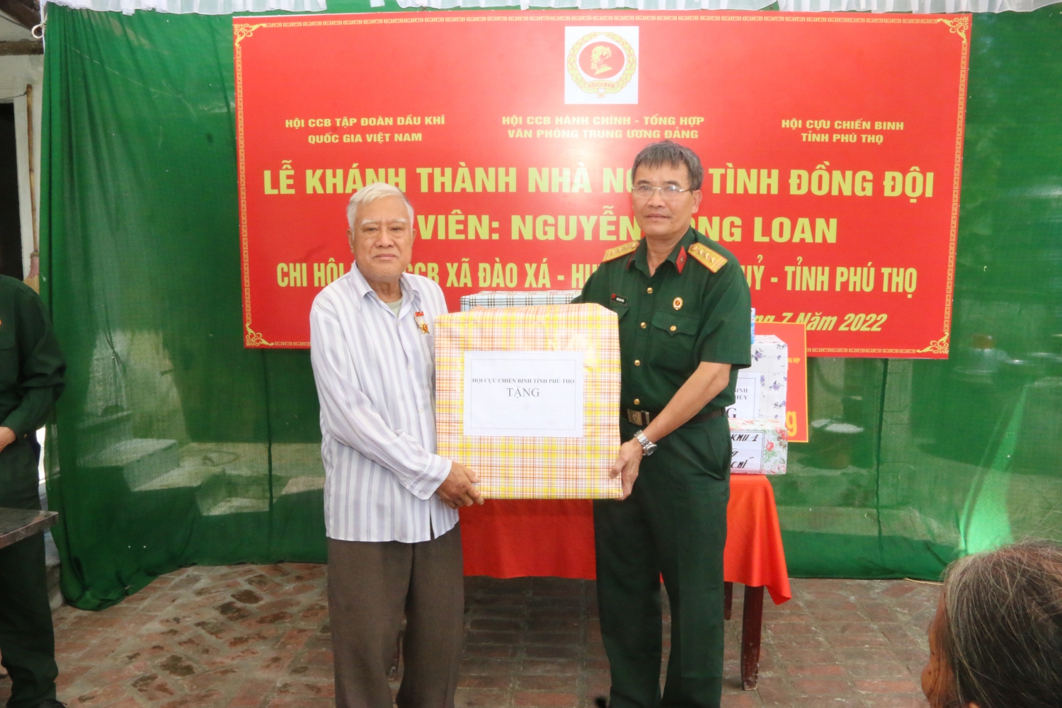 Hội CCB Tập đoàn thăm, tặng quà thương bệnh binh và hỗ trợ xây nhà nghĩa tình đồng đội tại tỉnh Phú Thọ