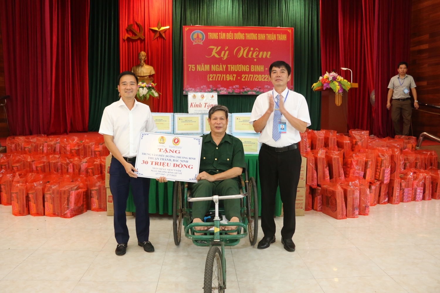 CĐ DKVN thăm, tặng quà các thương, bệnh binh tại Thuận Thành (Bắc Ninh)
