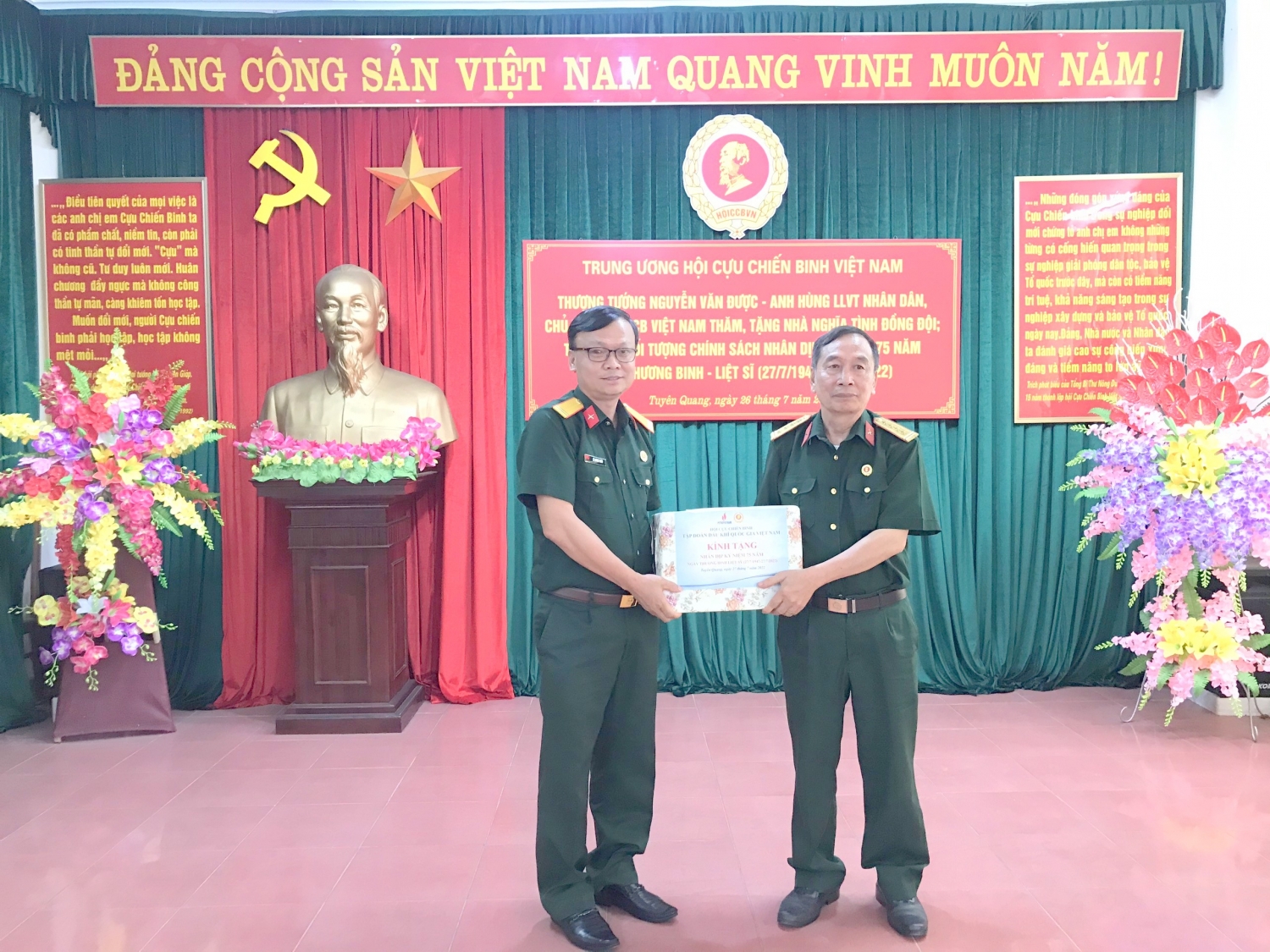 Đồng chí Lê Quang Toán - Phó Chủ tịch Hội CCB Tập đoàn trao quà cho các đối tượng chính sách và Hội CCB tỉnh Tuyên Quang