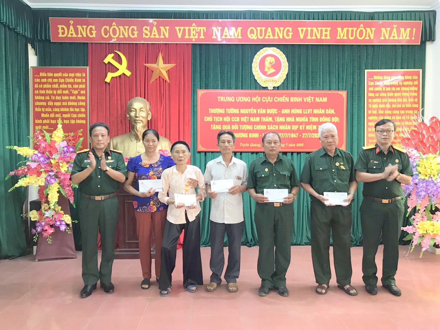 Hội CCB Việt Nam cùng Hội CCB Tập đoàn thăm, tặng quà đối tượng chính sách tỉnh Tuyên Quang