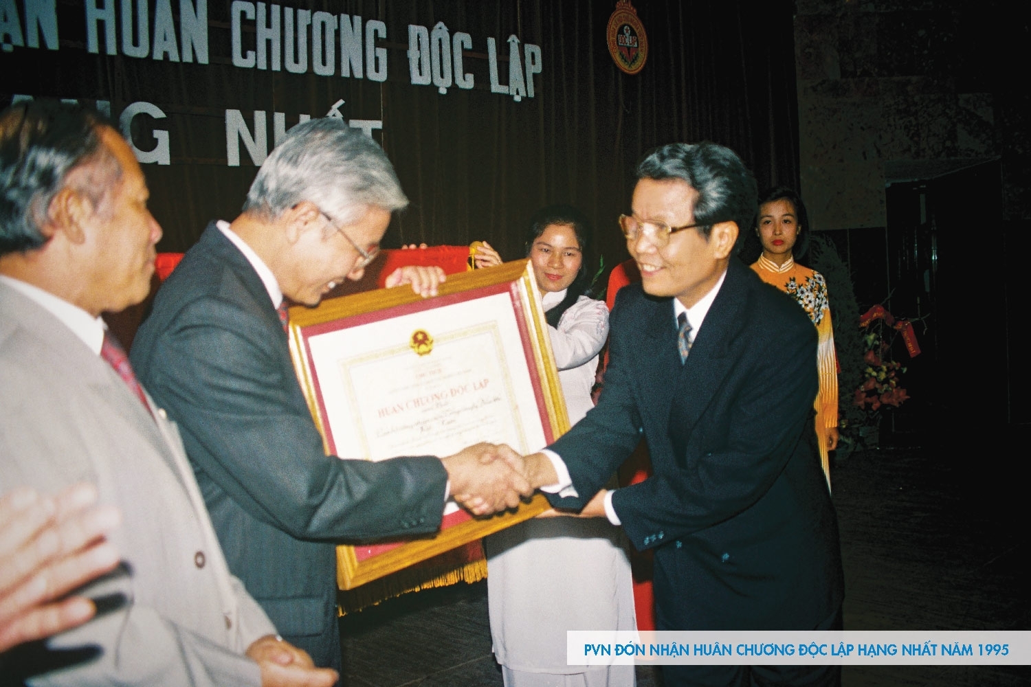 Petrovietnam đón nhận Huân chương Độc lập hạng Nhất năm 1995