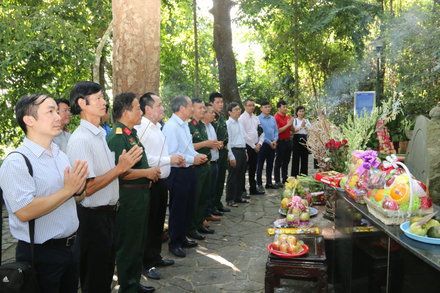 Đoàn công tác Petrovietnam dâng hương tưởng niệm Chủ tịch Hồ Chí Minh tại Khu di tích Đá Chông