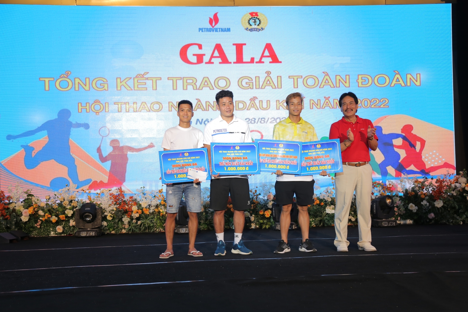 Đồng chí Nguyễn Hùng Dũng - Thành viên HĐTV Tập đoàn trao giải cá nhân cho các vận động viên đạt thành tích trong môn bóng đá