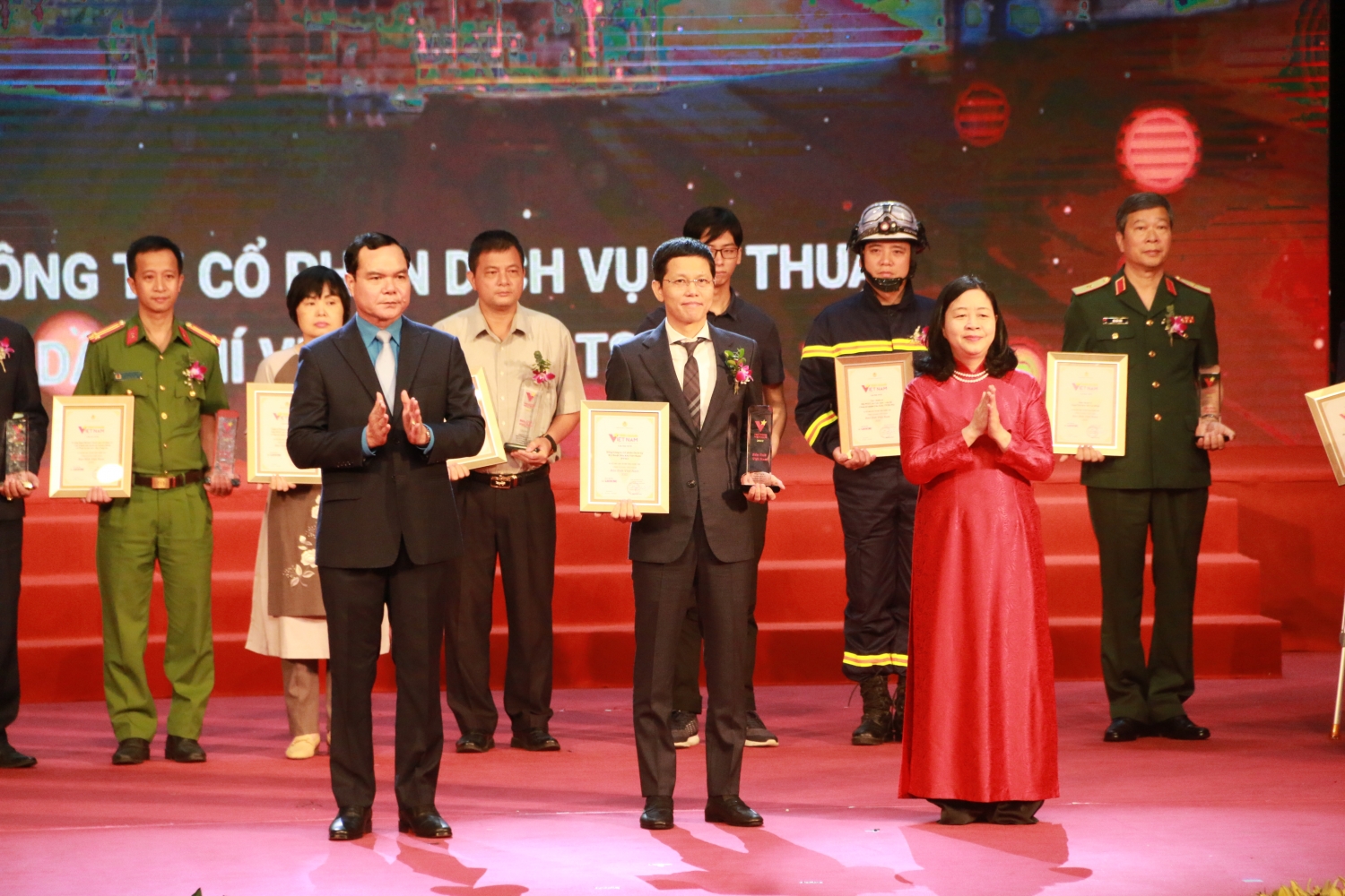 Bà Bùi Thị Minh Hoài – Bí thư Trung ương Đảng, Trưởng ban Dân vận Trung ương và ông Nguyễn Đình Khang - Uỷ viên Trung ương Đảng, Chủ tịch Tổng Liên đoàn Lao động Việt Nam, Phó Chủ tịch Hội đồng Thi đua khen thưởng Trung ương - trao biểu trưng Vinh quang Việt Nam cho các tập thể Bà Bùi Thị Minh Hoài – Bí thư Trung ương Đảng, Trưởng ban Dân vận Trung ương và ông Nguyễn Đình Khang - Uỷ viên Trung ương Đảng, Chủ tịch Tổng Liên đoàn Lao động Việt Nam, Phó Chủ tịch Hội đồng Thi đua khen thưởng Trung ương - trao biểu trưng Vinh quang V