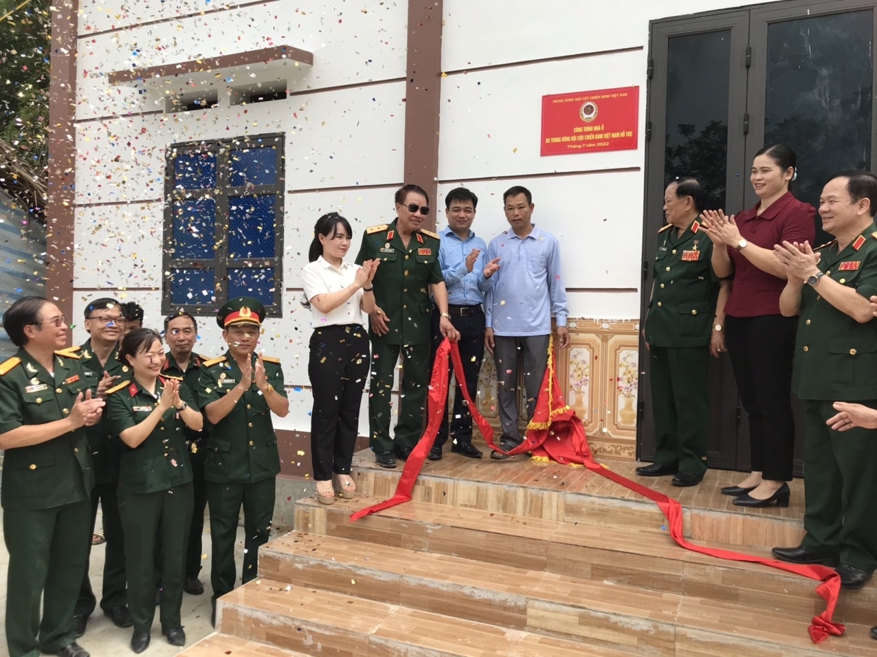 đến thăm, tặng quà đối tượng chính sách và cắt băng khánh thành Nhà nghĩa tình đồng đội tại xã Bình Yên, huyện Sơn Dương, tỉnh Tuyên Quang.