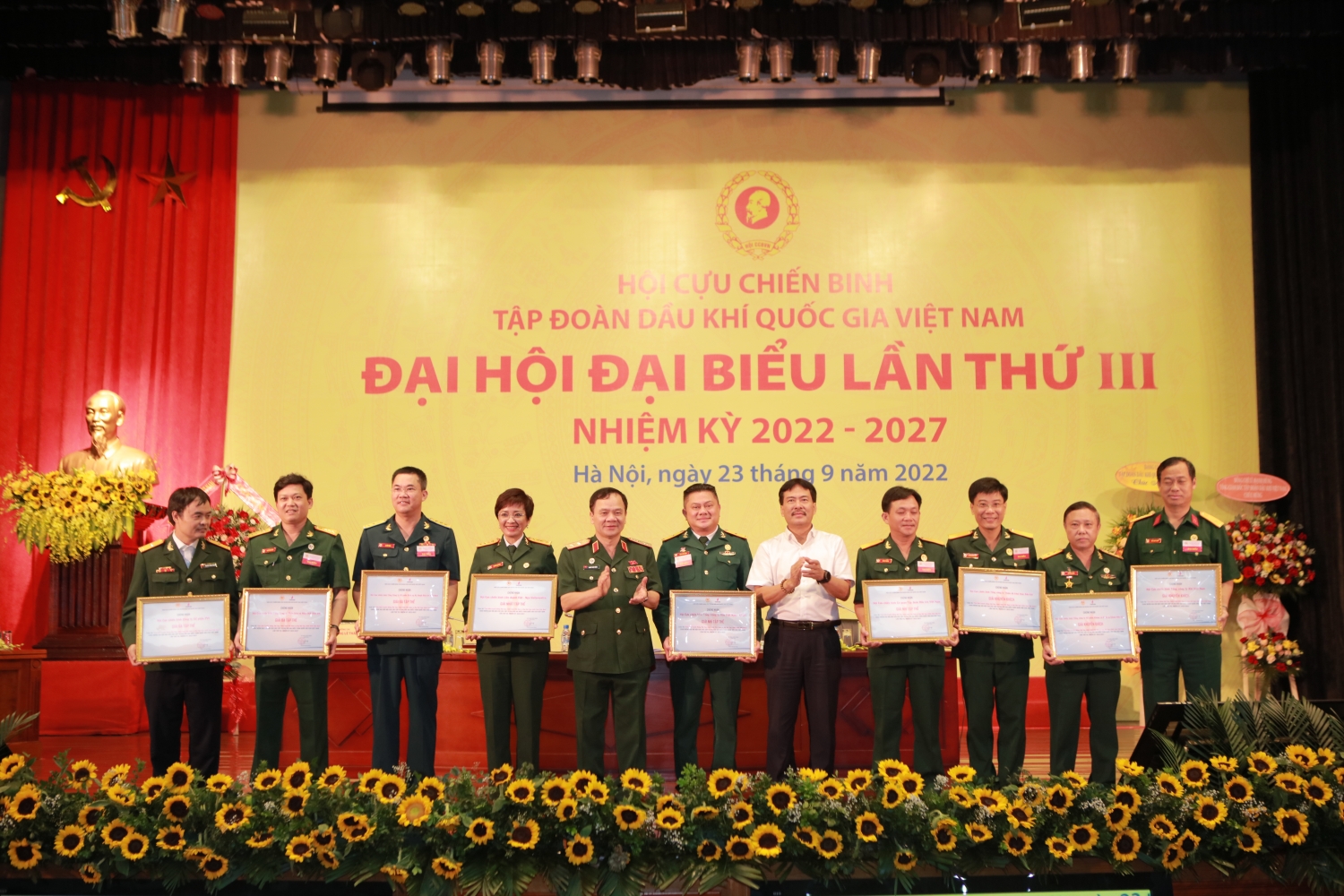 Hội CCB Petrovietnam phải là lực lượng gương mẫu, đi đầu trong mọi hoạt động của Tập đoàn Hội CCB Petrovietnam phải là lực lượng gương mẫu, đi đầu trong mọi hoạt động của Tập đoàn