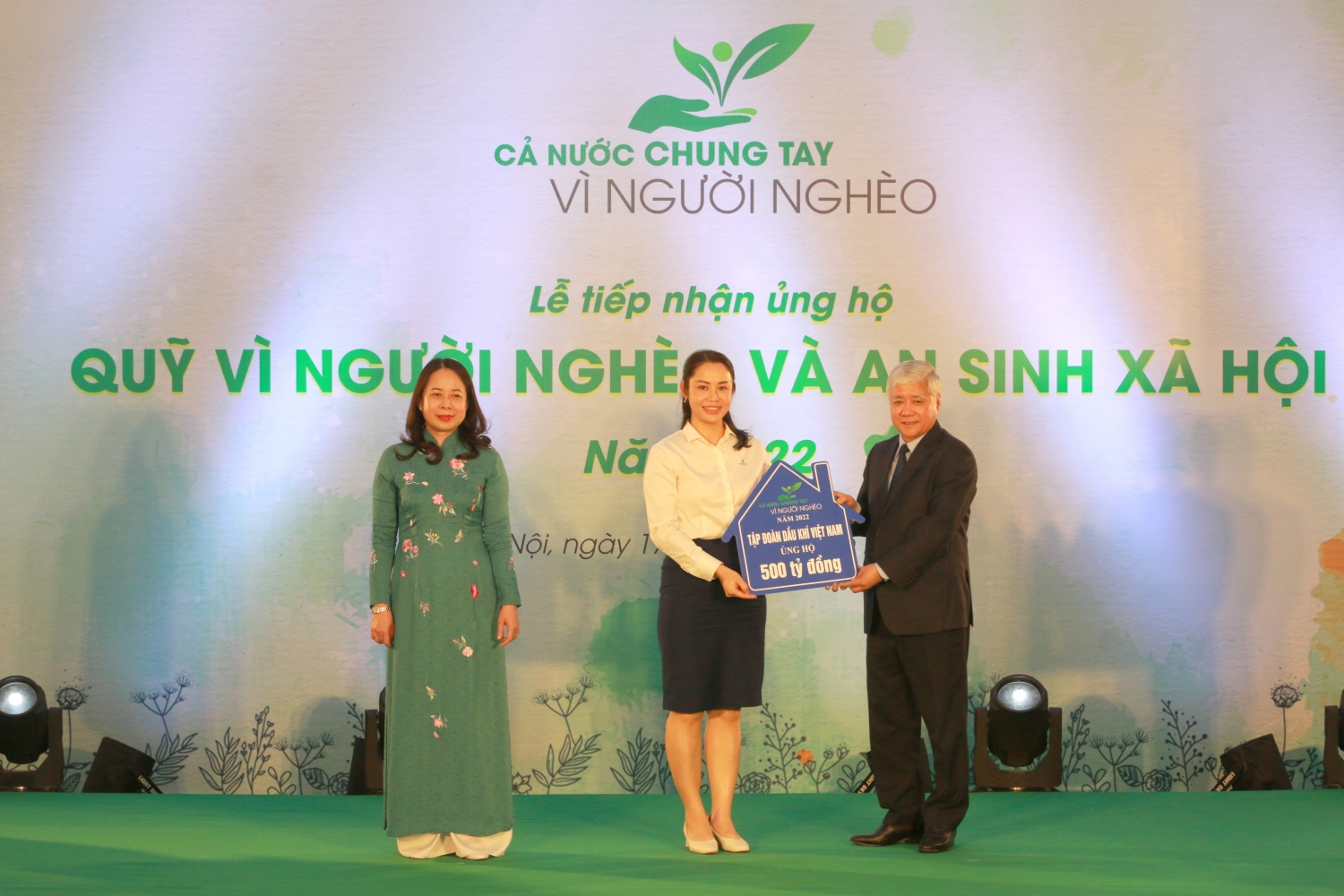 Đồng chí Vũ Thị Thu Hương - Phó ban Truyền thông và Văn hóa doanh nghiệp Tập đoàn Dầu khí Việt Nam đại diện Tập đoàn trao ủng hộ 500 tỷ đồng cho Quỹ Các sự kiện nổi bật của Petrovietnam trong tuần từ ngày 16/10 đến 23/10/2022