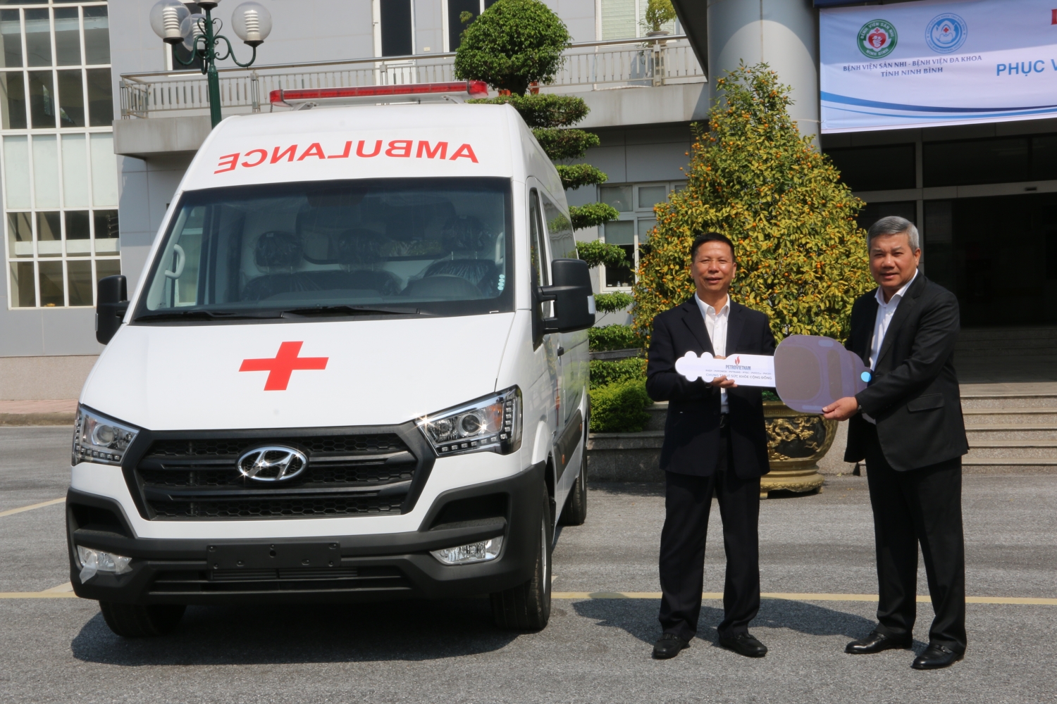 Petrovietnam trao tặng xe cứu thương cho 2 bệnh viện tỉnh Ninh Bình