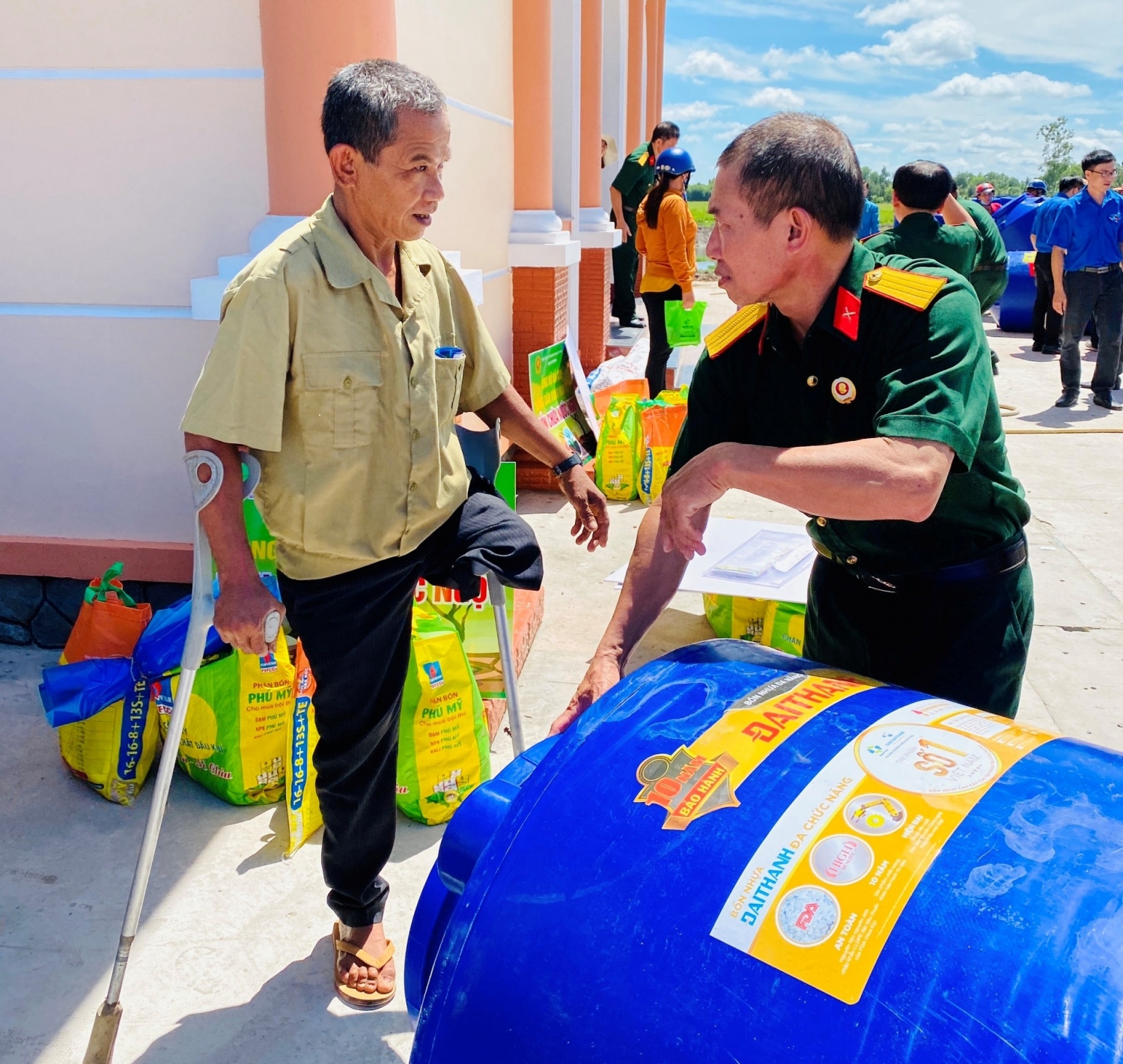 Trao tặng bồn đựng nước và quà cho các gia đình chính sách, khó khăn tại tỉnh Hậu Giang