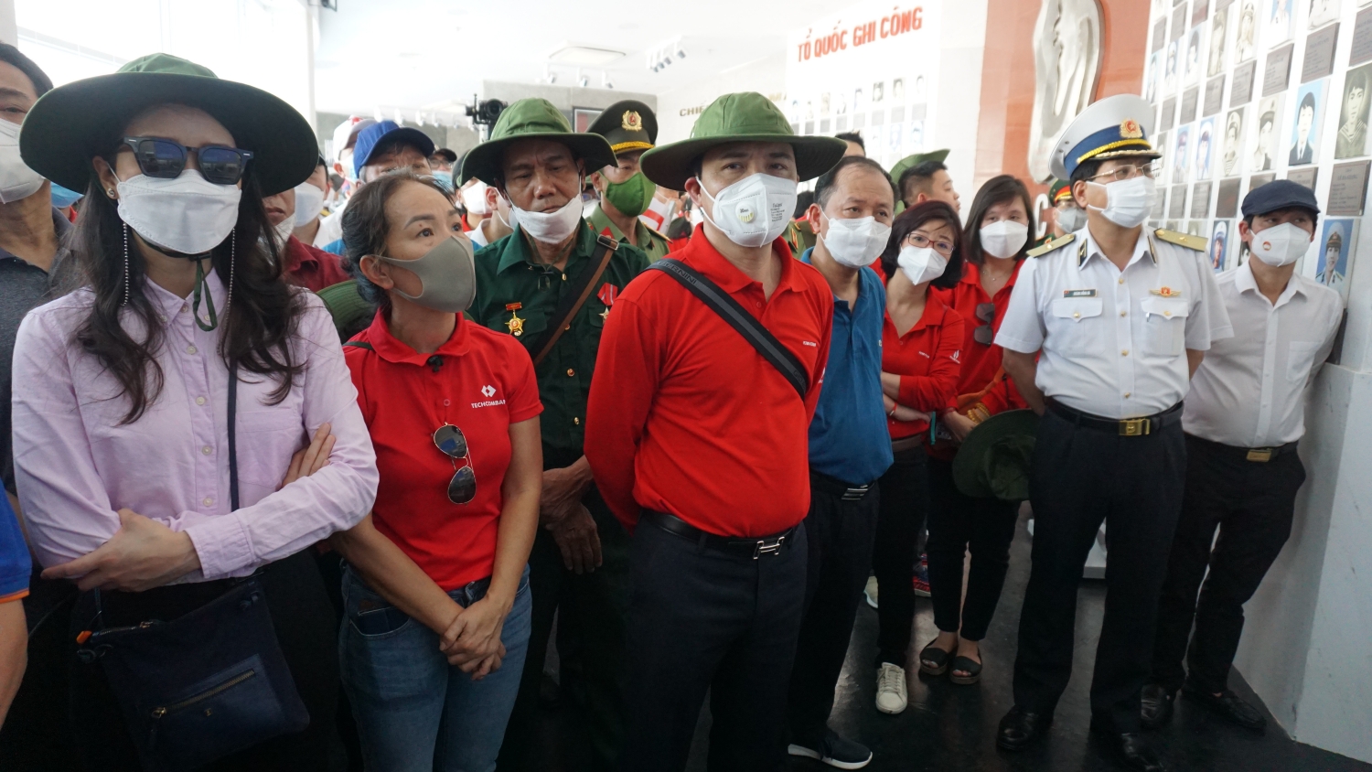 Đoàn công tác Petrovietnam dâng hương tưởng niệm các liệt sĩ Gạc Ma Đoàn công tác Petrovietnam dâng hương tưởng niệm các liệt sĩ Gạc Ma