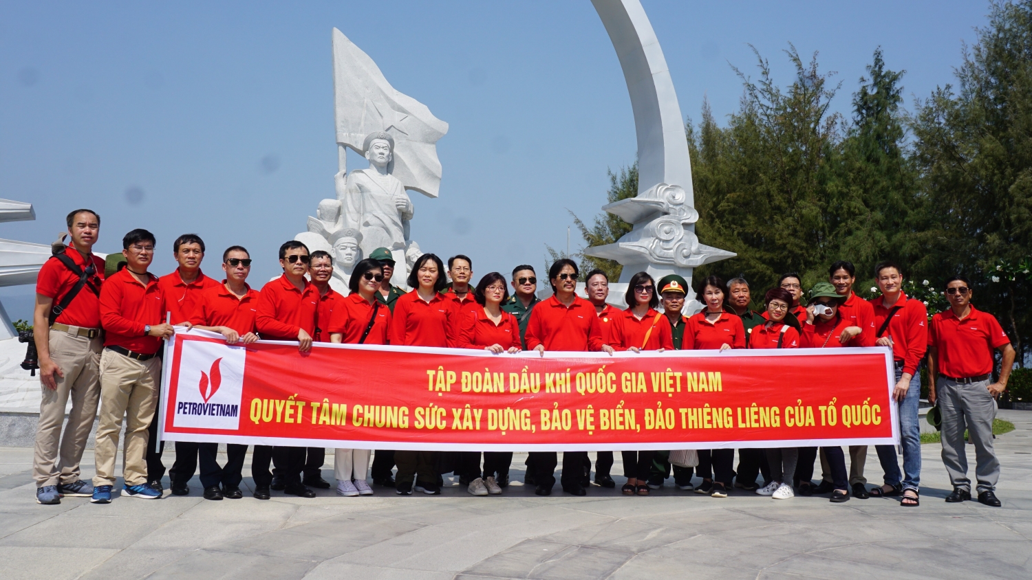 Đoàn công tác Petrovietnam dâng hương tưởng niệm các liệt sĩ Gạc Ma Đoàn công tác Petrovietnam dâng hương tưởng niệm các liệt sĩ Gạc Ma