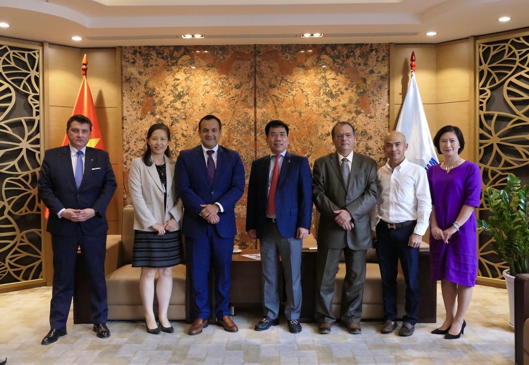 Ông Lê Xuân Huyên, Phó tổng giám đốc Tập đoàn Dầu khí Việt Nam và đại diện lãnh đạo các Ban cùng đoàn đại biểu đến từ Romania. Ông Lê Xuân Huyên, Phó tổng giám đốc Tập đoàn Dầu khí Việt Nam và đại diện lãnh đạo các Ban cùng đoàn đại biểu đến từ Romania.