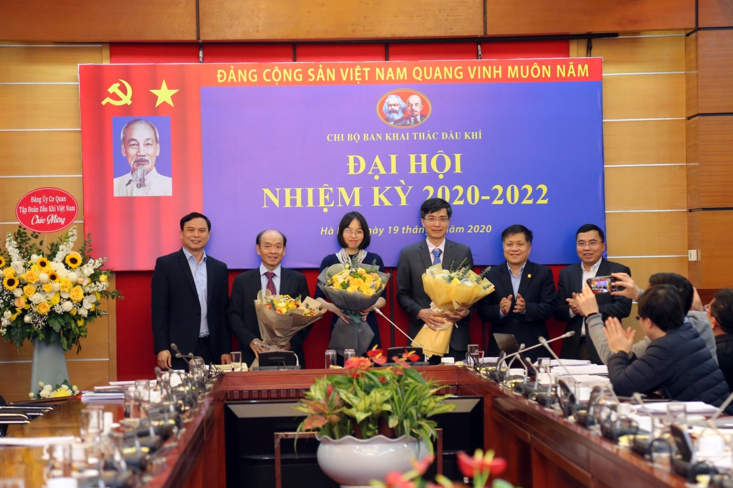 ban khai thac dau khi vuot thach thuc dong gop lon cho su phat trien ben vung cua pvn