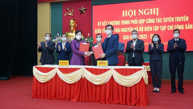 Lãnh đạo Tập đoàn chứng kiến lễ ký kết hợp tác giữa Tỉnh ủy Thái Nguyên và Bộ Biên tập Tạp chí Cộng sản trong khuôn khổ buổi làm việc ngày 14/1.