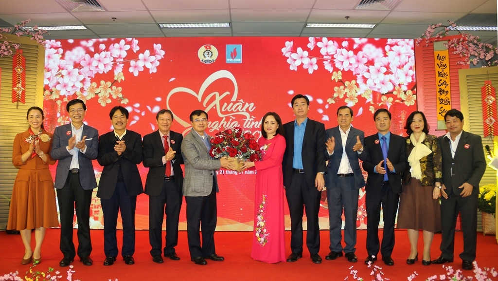 Ấm áp “Xuân nghĩa tình Dầu khí - Kết nối yêu thương” năm 2021 Ấm áp “Xuân nghĩa tình Dầu khí - Kết nối yêu thương” năm 2021