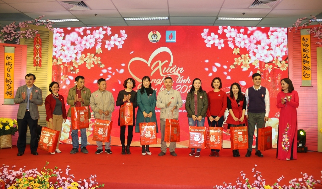 Ấm áp “Xuân nghĩa tình Dầu khí - Kết nối yêu thương” năm 2021 Ấm áp “Xuân nghĩa tình Dầu khí - Kết nối yêu thương” năm 2021