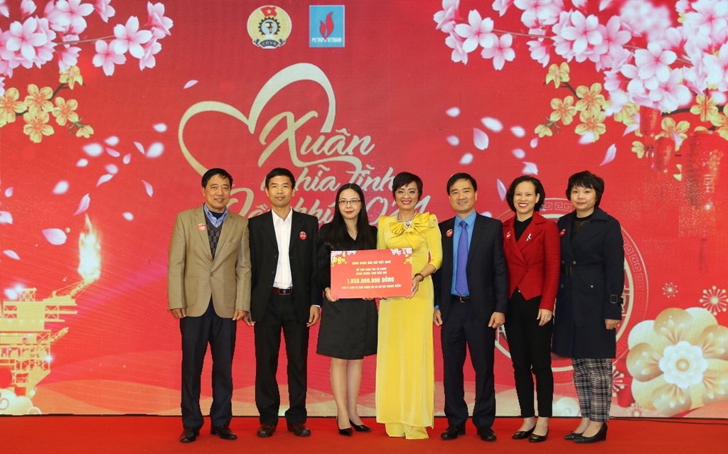 Ấm áp “Xuân nghĩa tình Dầu khí - Kết nối yêu thương” năm 2021 Ấm áp “Xuân nghĩa tình Dầu khí - Kết nối yêu thương” năm 2021