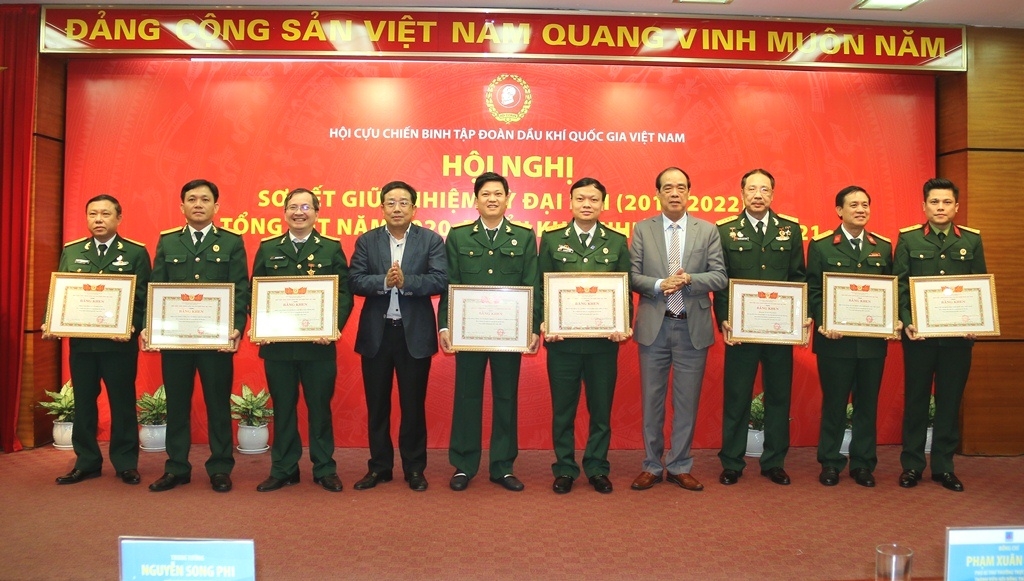 hiếu tướng Nguyễn Thành Công và đồng chí Phạm Xuân Cảnh trao bằng khen của Trung ương Hội CCB Việt Nam cho các tập thể đã có thành tích xuất sắc trong phong trào thi đua “Cựu chiến binh gương mẫu” năm 2020.