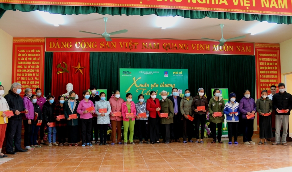Chương trình “Xuân yêu thương - Tết sẻ chia” tại huyện Tân Lạc, tỉnh Hoà Bình