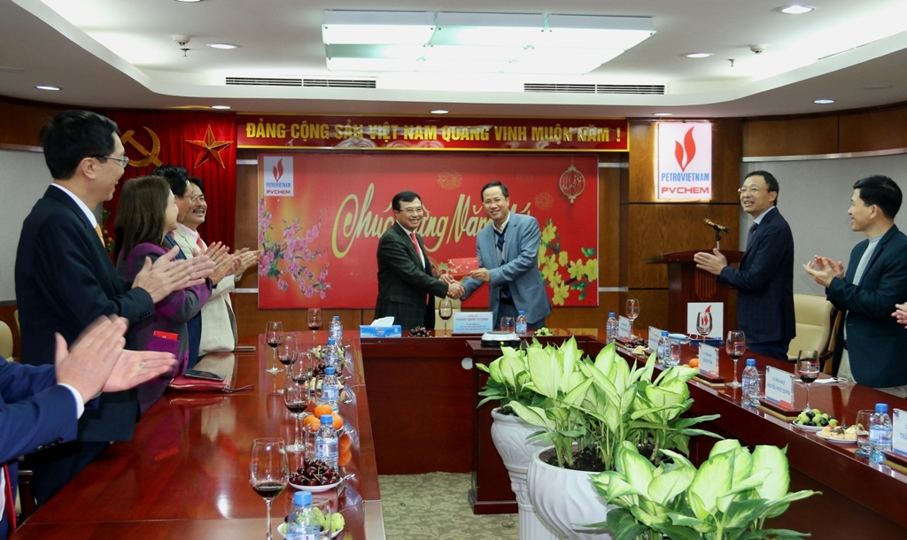 Chủ tịch HĐTV Petrovietnam Hoàng Quốc Vượng thăm và chúc Tết các đơn vị dầu khí tại Hà Nội Chủ tịch HĐTV Petrovietnam Hoàng Quốc Vượng thăm và chúc Tết các đơn vị dầu khí tại Hà Nội