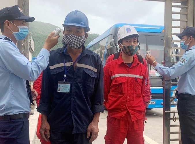 Người lao động được kiểm tra thân nhiệt khi vào làm việc trong các nhà máy điện