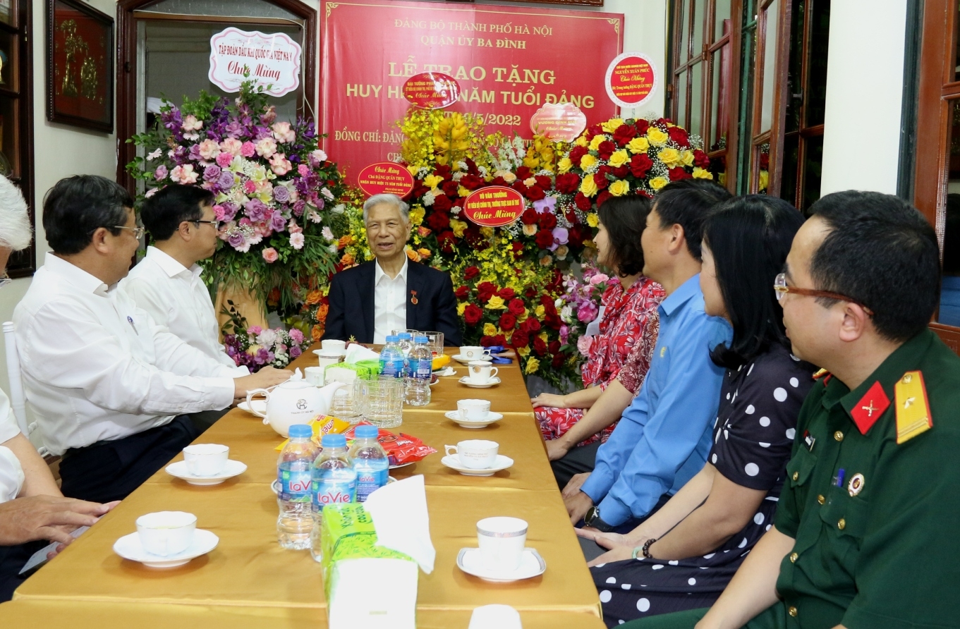 Lãnh đạo Petrovietnam thăm, chúc mừng Trung tướng Đặng Quân Thụy đón nhận Huy hiệu 75 năm tuổi Đảng