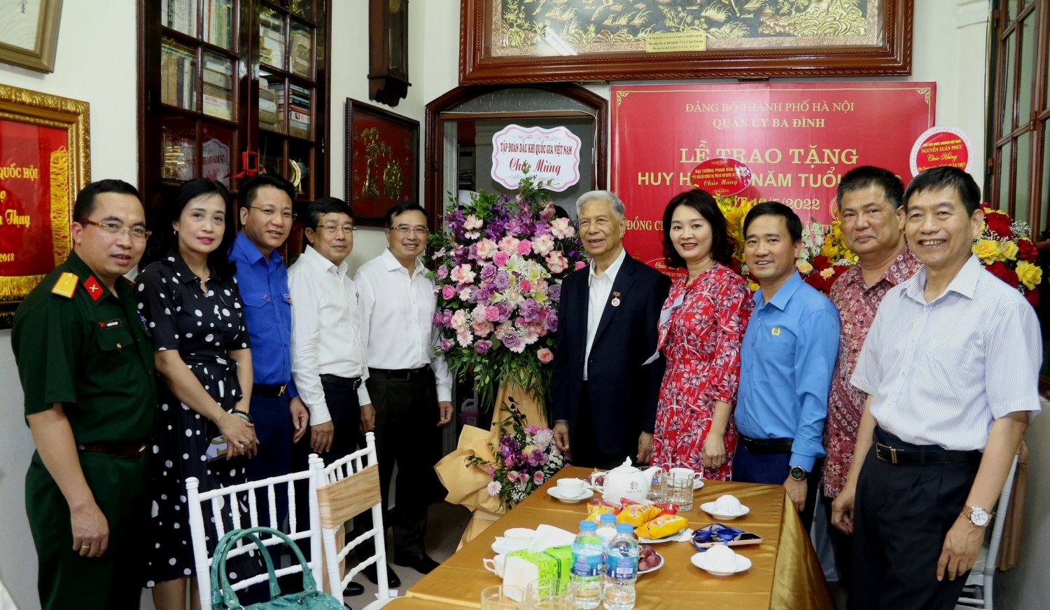 Lãnh đạo Petrovietnam thăm, chúc mừng Trung tướng Đặng Quân Thụy đón nhận Huy hiệu 75 năm tuổi Đảng