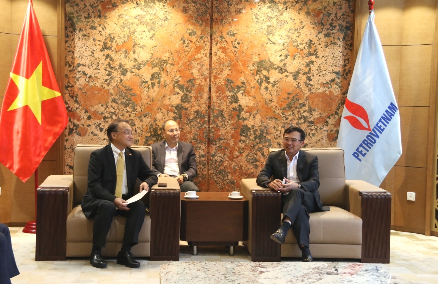 Chủ tịch HĐTV Petrovietnam Hoàng Quốc Vượng làm việc với Chủ tịch JX NOEX Toshiya Nakahara
