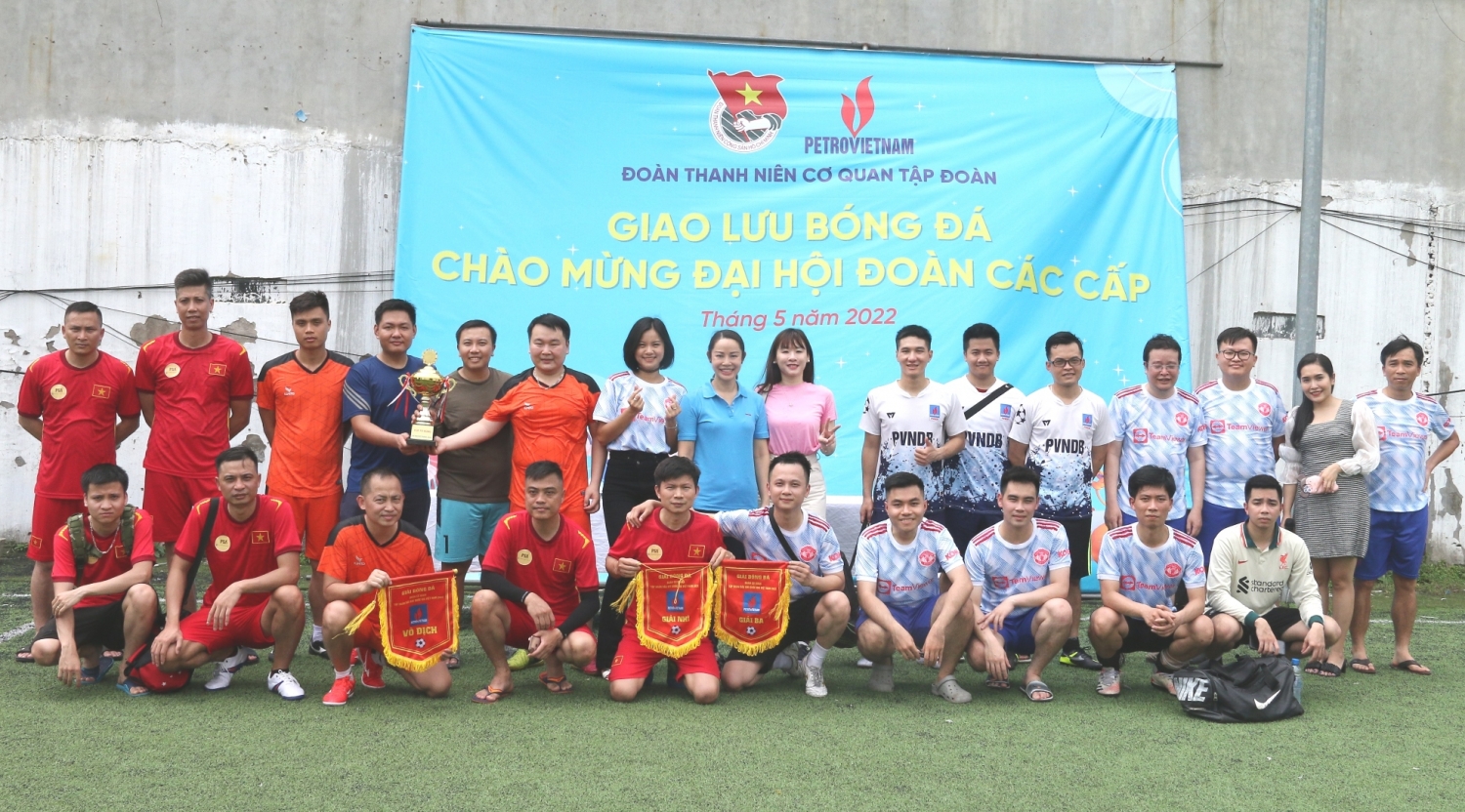 Đoàn Thanh niên Cơ quan Tập đoàn bế mạc giải bóng đá chào mừng Đại hội Đoàn các cấp