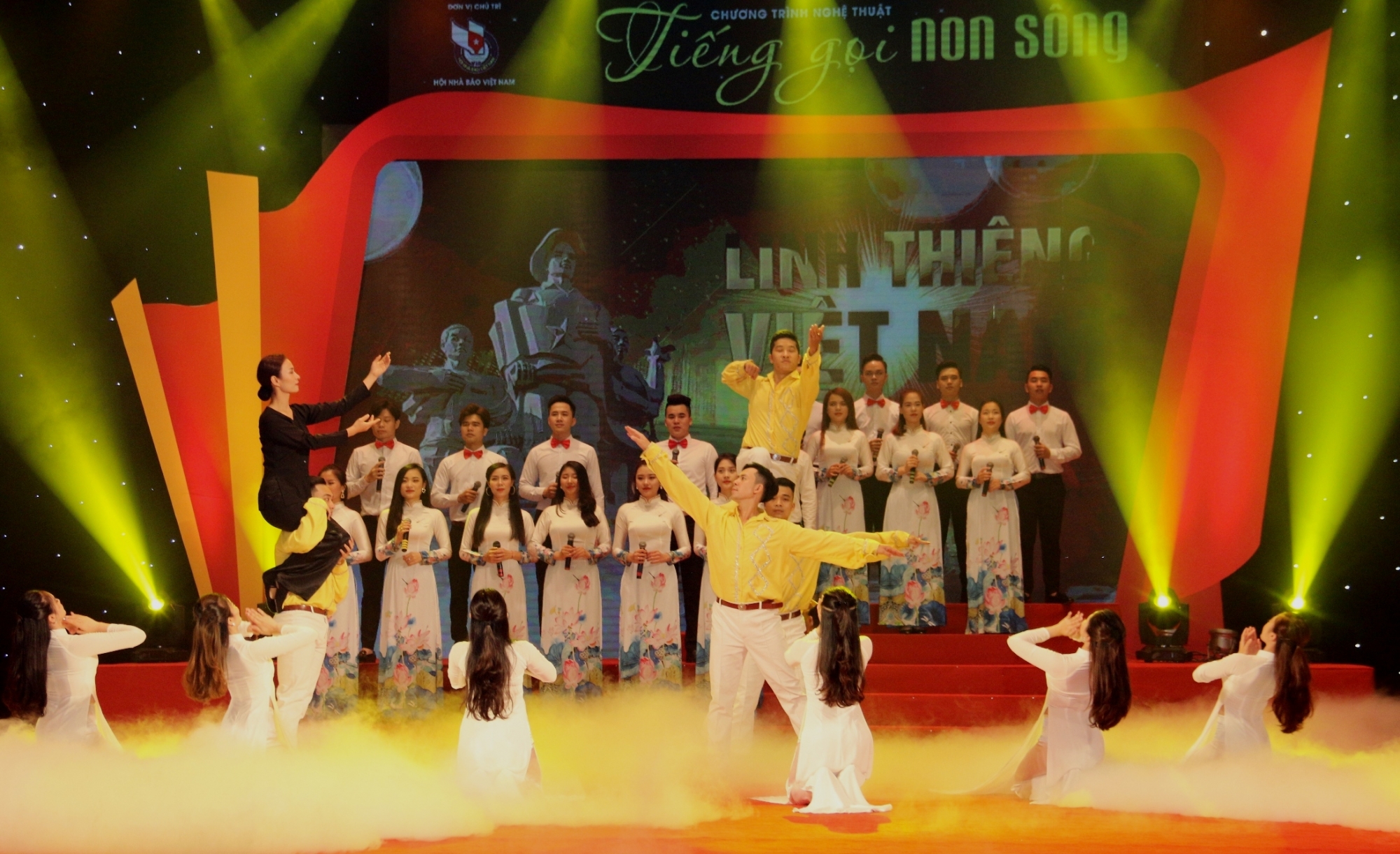Xúc động chương trình nghệ thuật “Tiếng gọi non sông” xuc dong chuong trinh nghe thuat tieng goi non song