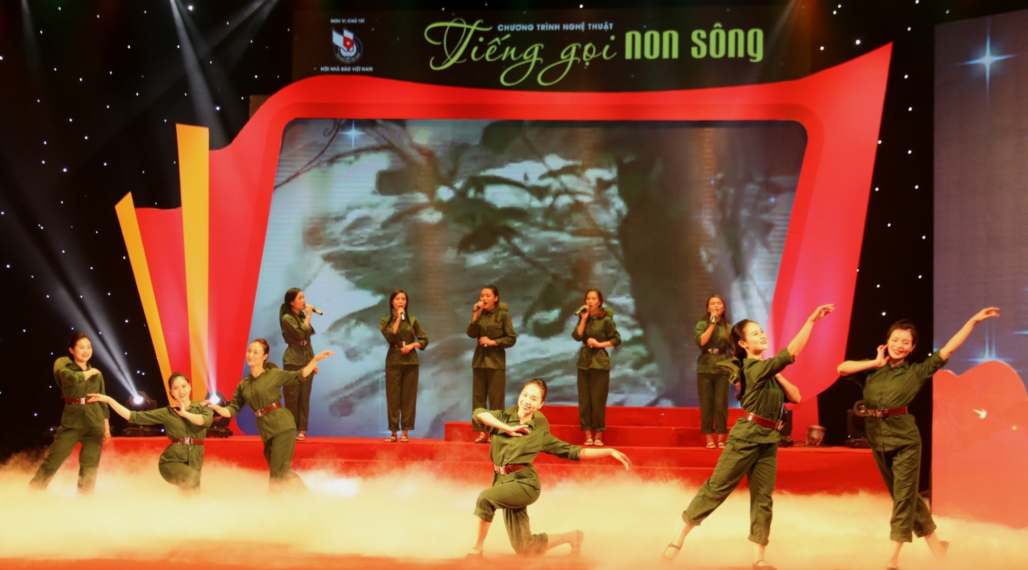 Xúc động chương trình nghệ thuật “Tiếng gọi non sông” xuc dong chuong trinh nghe thuat tieng goi non song